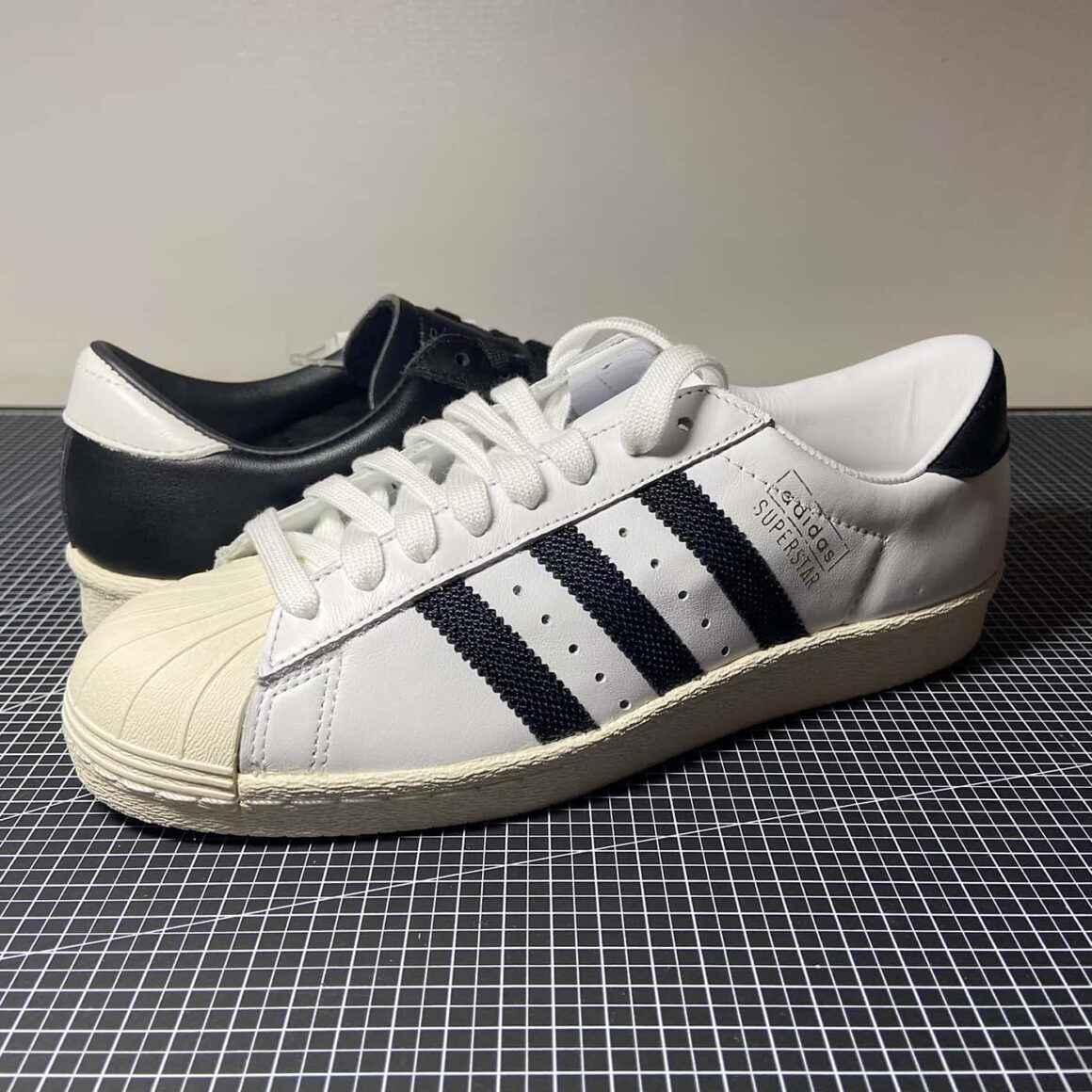 아디다스 슈퍼스타 by 크리스 세번(adidas Superstar, design by Chris Severn)/Photo by Simonlab