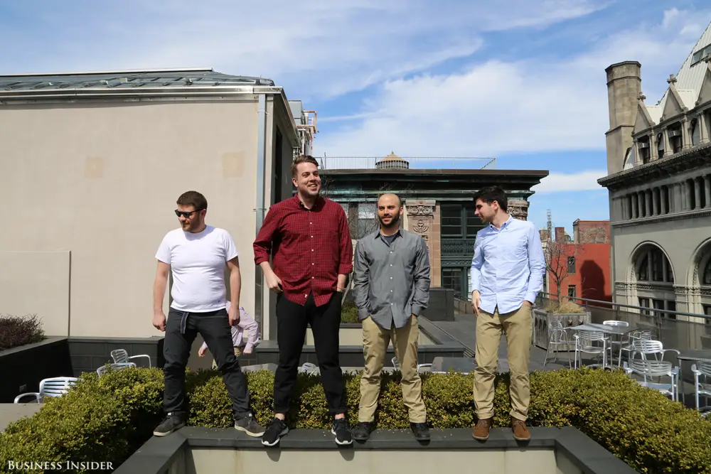 룰루레몬 비즈니스 캐주얼을 입은 비즈니스 인사이더 직원들(Business Insider employees wearing the Lululemon ABC pants)