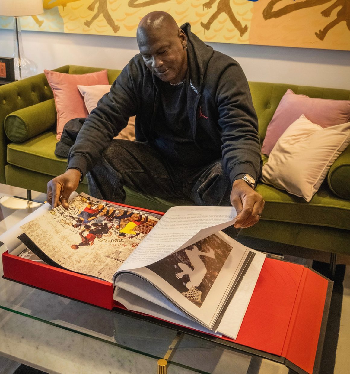 애슐린 출판사가 제작한 에어 조던 서적 ≪AIR JORDAN≫ 울티메이트 에디션을 감상중인 마사장님(Michael Jordan)