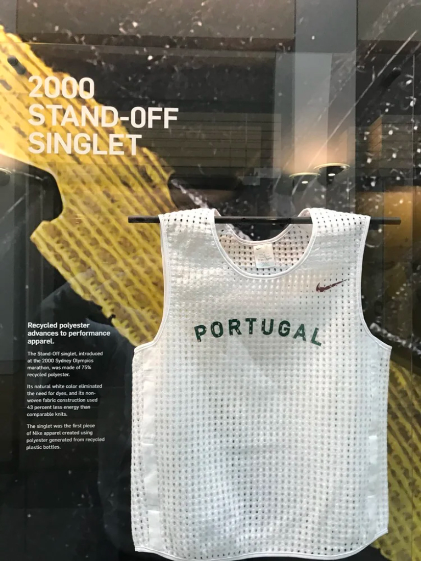 2000년 시드니 올림픽 당시 디자이너 에드워드 하버(Edward Harber)가 포르투갈 마라톤 대표 선수가 입고 달렸던 ‘스탠드오프 싱글렛(Standoff Singlet)’